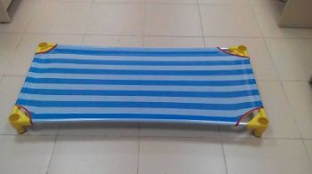 Giường lưới kẻ sọc chân tròn 